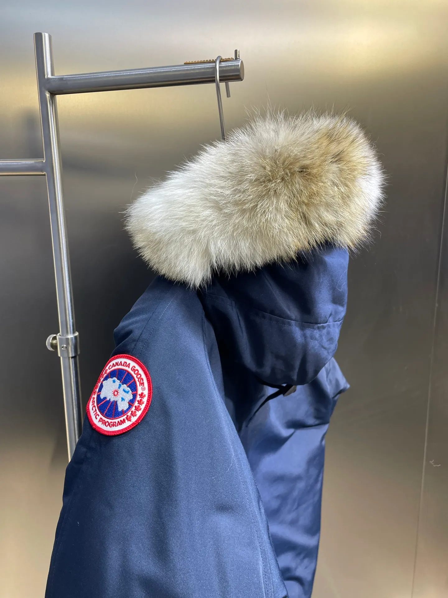 P900 special down Canada Goose Canada Goose #Chilliwack 7999M bomber jacket short down jacket/01 model #女与狠# Genuine synchronous anti-counterfeiting chip sensor! ➖ Imported 21S polyester-cotton blended original fabric [last year’s 16S/18S hard fabrics have been completely eliminated, this year all use 21S genuine synchronous fabrics, the soft mid-strap feels delicate and textured], genuine synchronous Feather-Light 10D waterproof coating fabric, made of 84.5 polyester fiber and 15.5 cotton, 100% the best feel in the entire network! ➖ The genuine official website is synchronized with the national standard 80 white duck down, you can check the official website customer service, there will never be a series of misleading claims such as 90 down or goose down! ➖ Using the best nylon lining with double double-layer sealing design, velvet-proof No. 7 needle + grid-filled down ready-made garments, there is 100% no so-called velvet running! ➖ The cuffs are designed with thickened seamless threads, and the collar and pockets are lined with top-quality polar fleece to keep you warm and comfortable! ➖ Yoshida YKK provides original custom-made electroplated sliders. YKK two-way lockable zippers are tight and smooth and will not peel off paint! ➖ 3M composite guarantees that the Velcro is the same as the original, durable, and all accessories and hardware are custom-made! ➖ Imported BEHRINGER embroidery machine to customize the 10,000-needle embroidery logo, 98% of which can be reproduced to restore the original logo. You can check and compare on the official website! ➖ The fur collars are all made of large pieces of Western Canadian blue wolf hide, ensuring that each fur collar is 13-15cm wide!   Size:XS-XXL